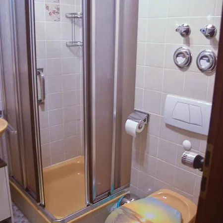 Zeus Mit Grosser Eingezaeunter Terrasse